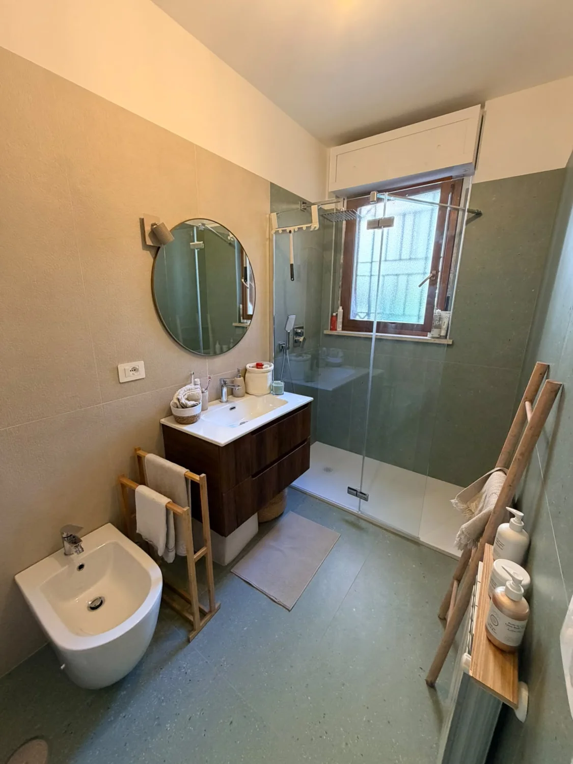Toni naturali e superfici coordinate per un bagno contemporaneo.